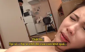 Người phụ nữ trưởng thành lẳng lơ lộ mặt và quan hệ tình dục nồng nhiệt với anh trai. Cô ấy rất lẳng lơ và tán tỉnh người bạn sói. Cô ấy ngậm sâu con cặc to với vẻ mặt dâm đãng