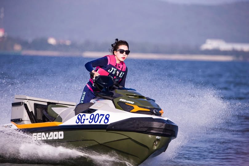 Lấy lòng sếp bằng cách kỳ cọ con cu sạch sẽ